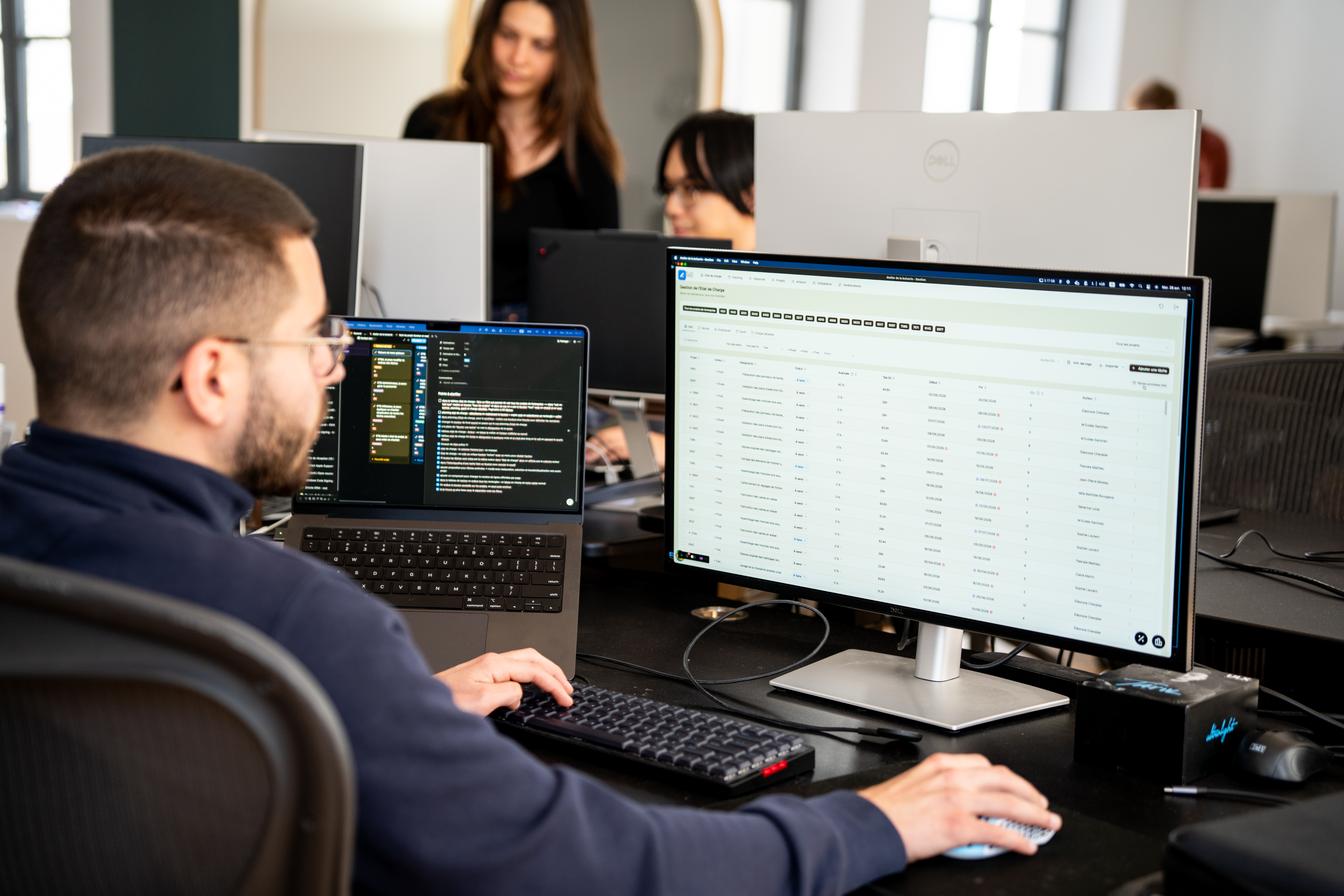 Programista Galadrim pracuje nad oprogramowaniem biznesowym wyświetlonym na całym ekranie